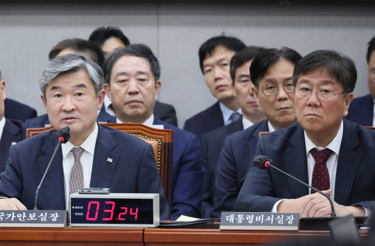 조태용 국가안보실장이 30일 국회에서 열린 운영위원회 전체회의에서 의원 질의에 답변하고 있다. 오른쪽은 김대기 대통령비서실장. 연합뉴스